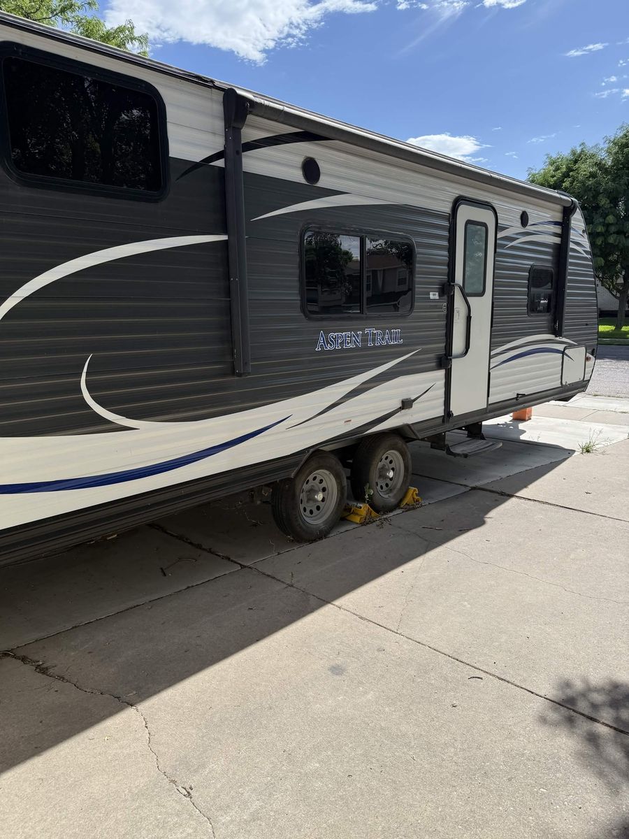 2019 Aspen Trail 2710 BH Solar Upgraded & Family Ready