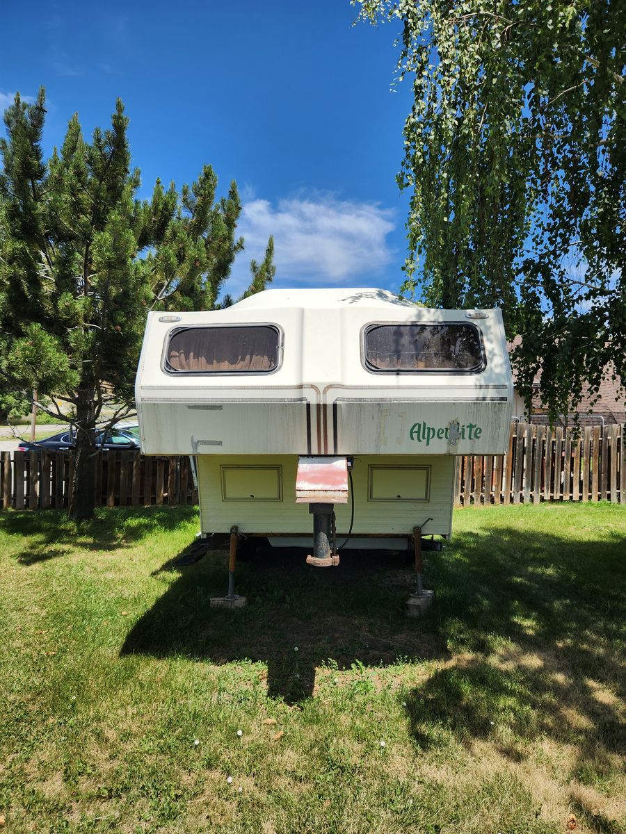 Fifth Wheel  Alpenlite a fixer upper or for parts