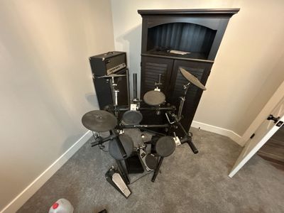 Roland V-Drums Electronic Drum Set with Rack, Pads, Sound Module, and Pedals