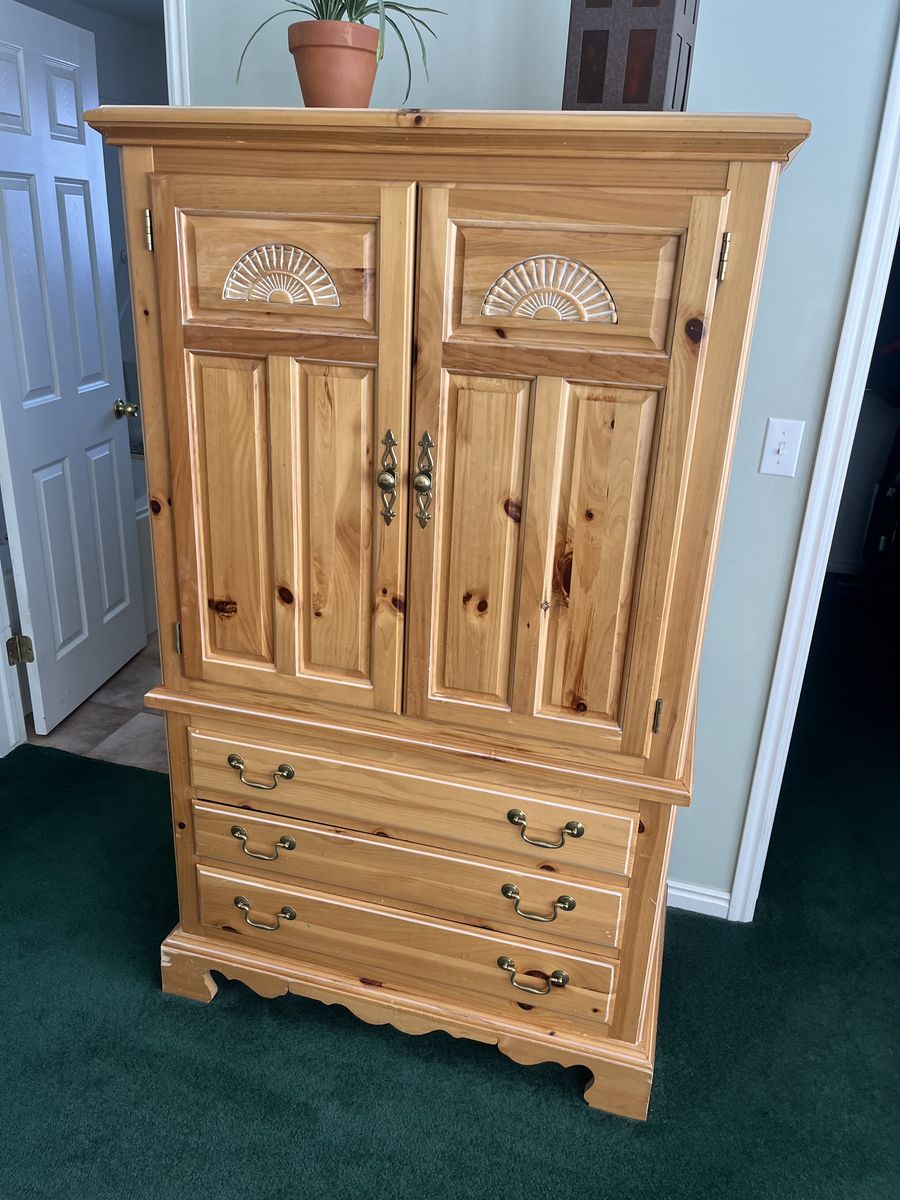 Media chest with drawers