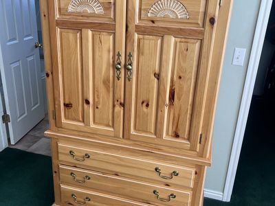 Media chest with drawers