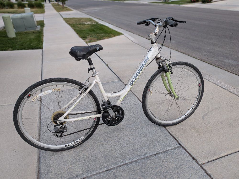 Schwinn Mirada 21-Speed Comfort Hybrid Bike - White