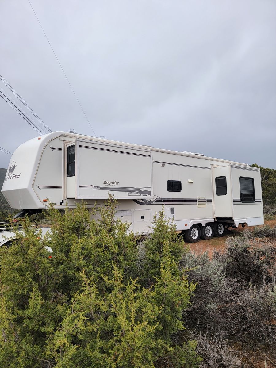 King of the Road 5th Wheel in excellent condition