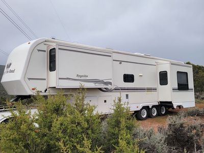 King of the Road 5th Wheel in excellent condition