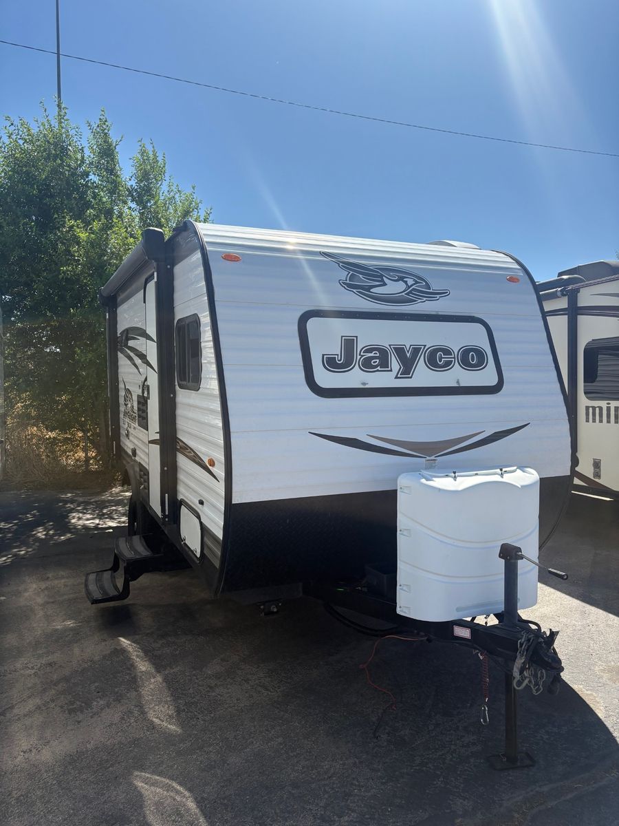 Jayco Jay Flight SLX 174BH Travel Trailer - Bumper Pull, AC, Awning, Sleeps 3-4