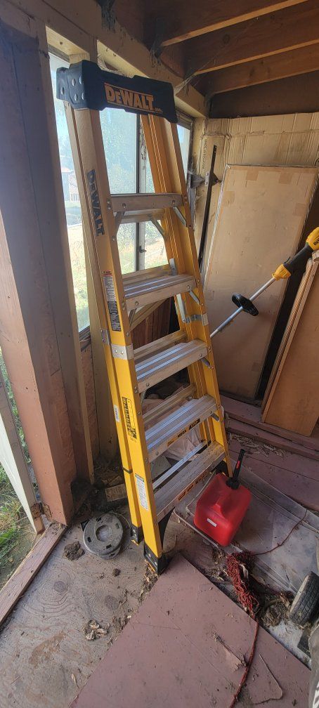 Dewalt 6 Foot Fiberglass Step Ladder DXL3810-06 500lb Capacity