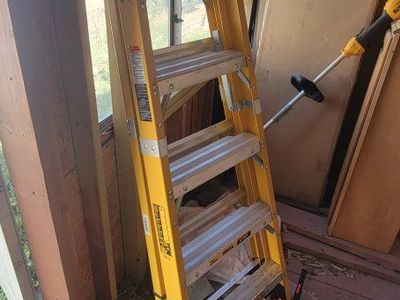 Dewalt 6 Foot Fiberglass Step Ladder DXL3810-06 500lb Capacity