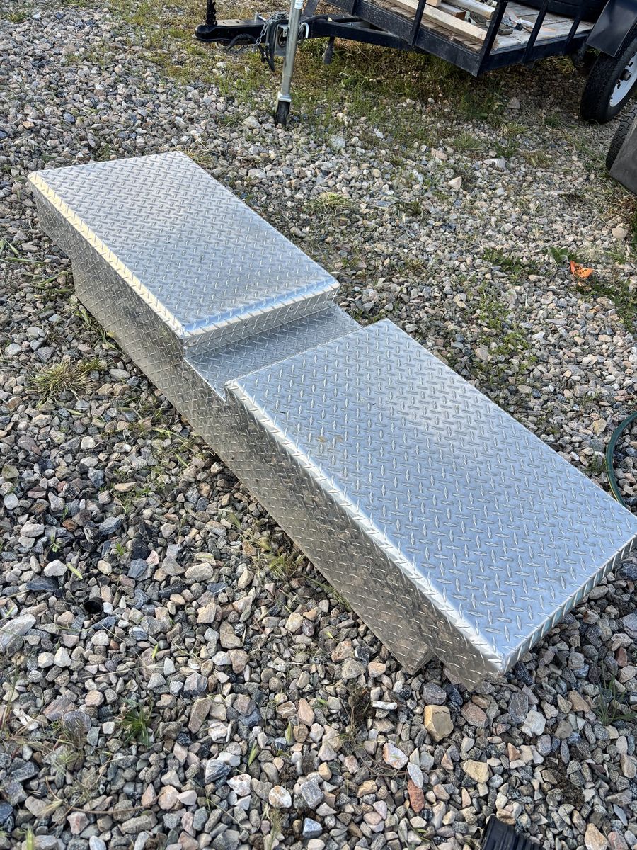 Truck bed tool box