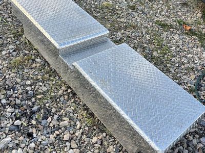Truck bed tool box