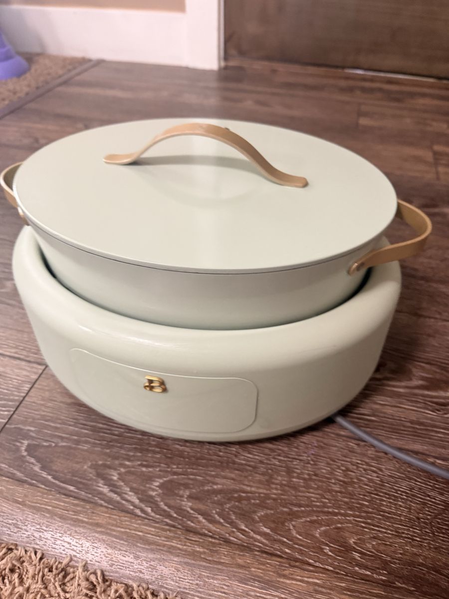 Beautiful Light Green Pot with Base, Electric Heating - Excellent Condition