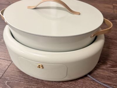 Beautiful Light Green Pot with Base, Electric Heating - Excellent Condition