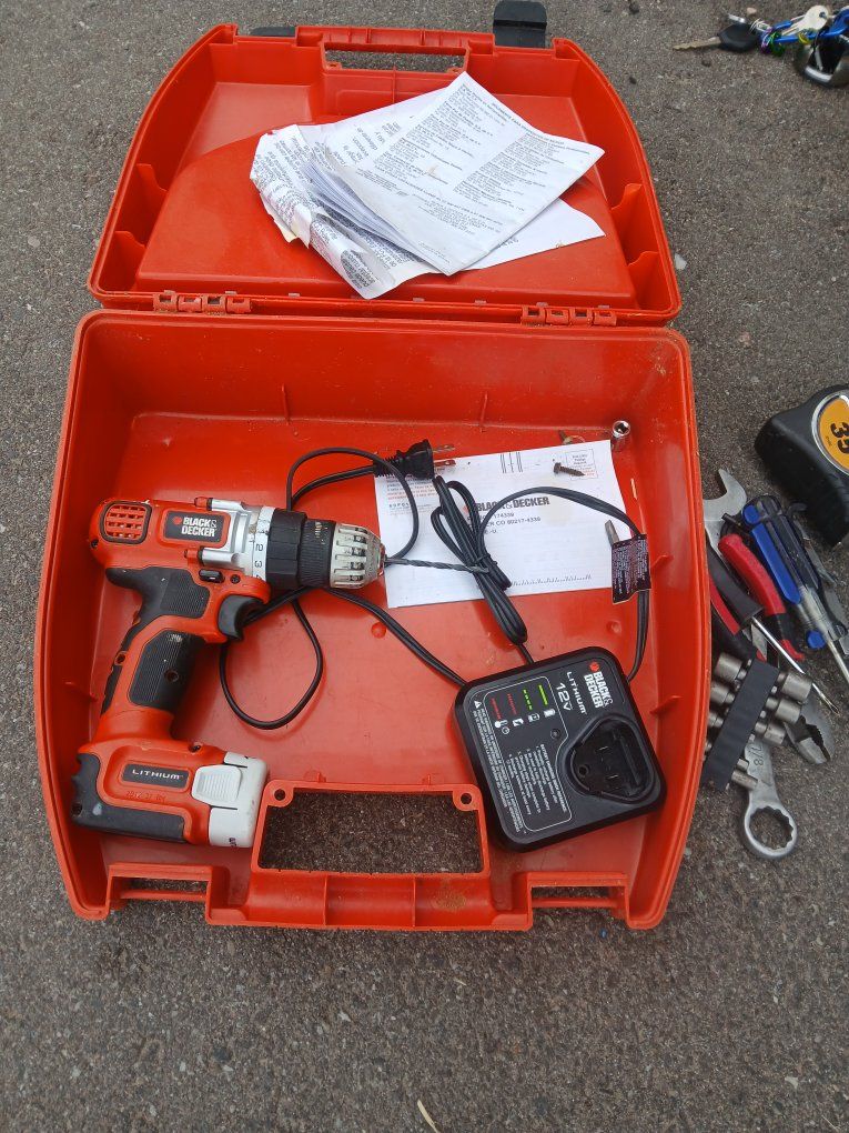 BLACK+DECKER 12V MAX Lithium-Ion Cordless Drill/Driver Kit with Case and Charger