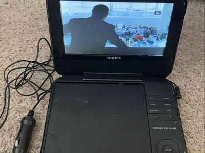 Philips PD700/37 Portable DVD Player with Car Adapter