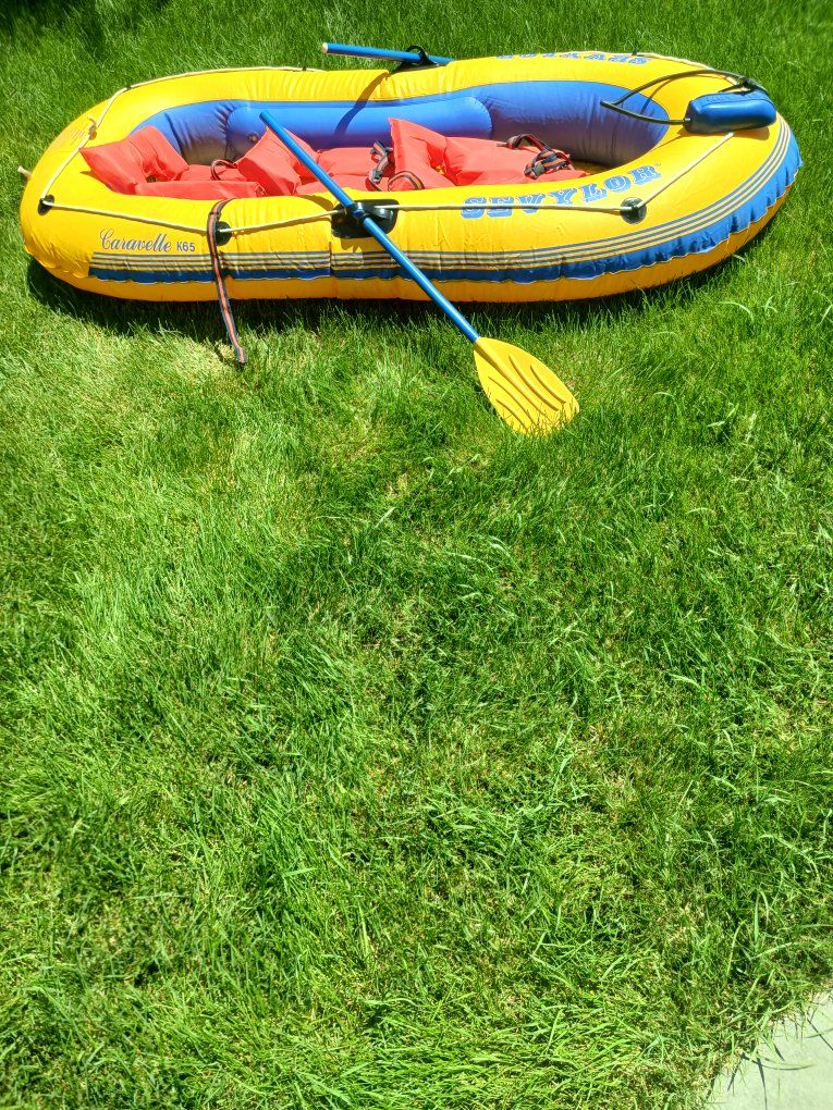 Sevylor Caravelle K65 Inflatable Boat Dinghy Raft with air pump, oars & Life Vests.