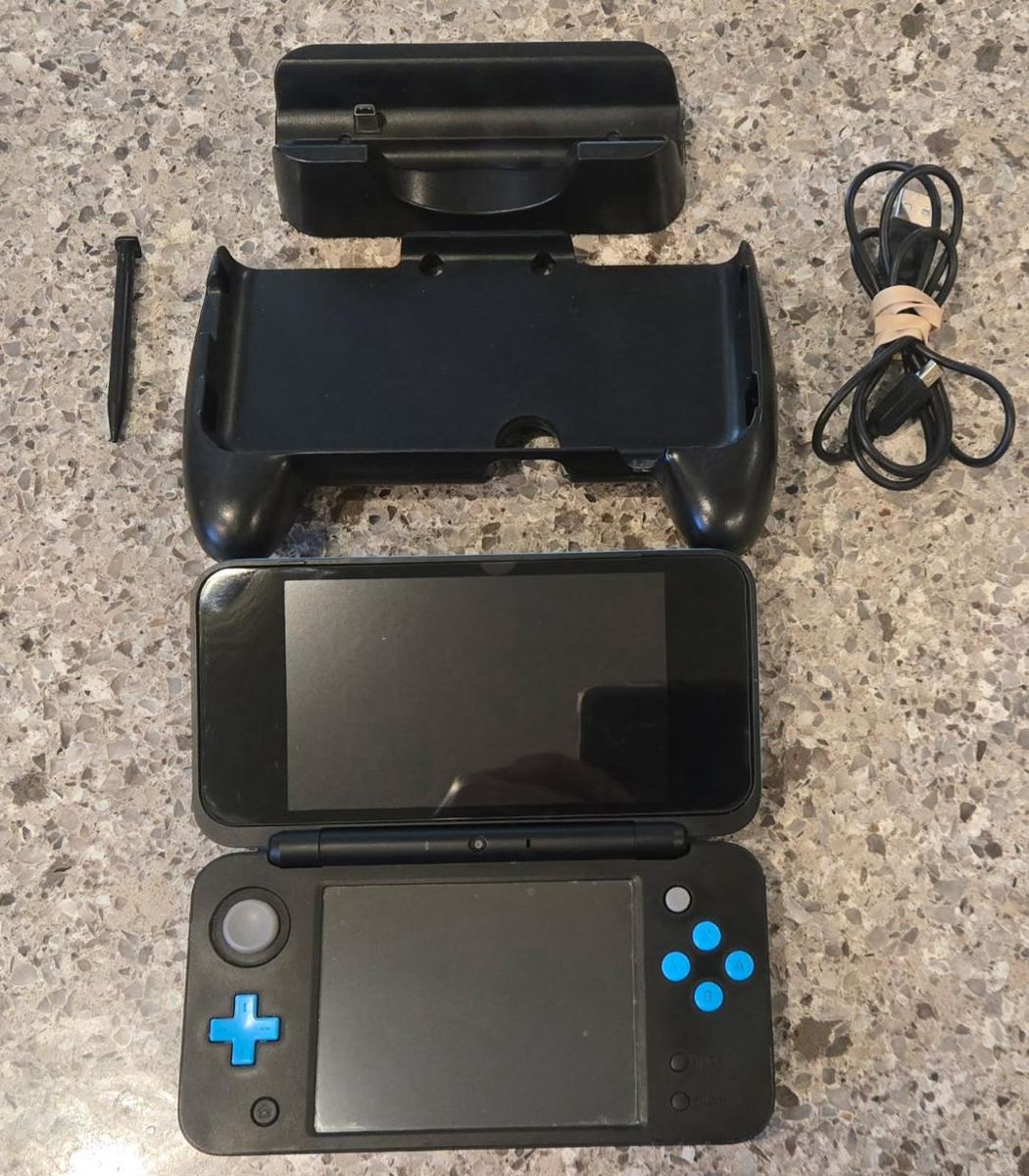 New 2ds Xl with charger and grip! Trades considered!