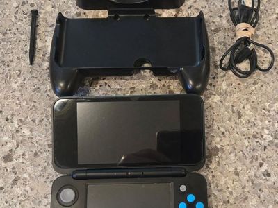 New 2ds Xl with charger and grip! Trades considered!