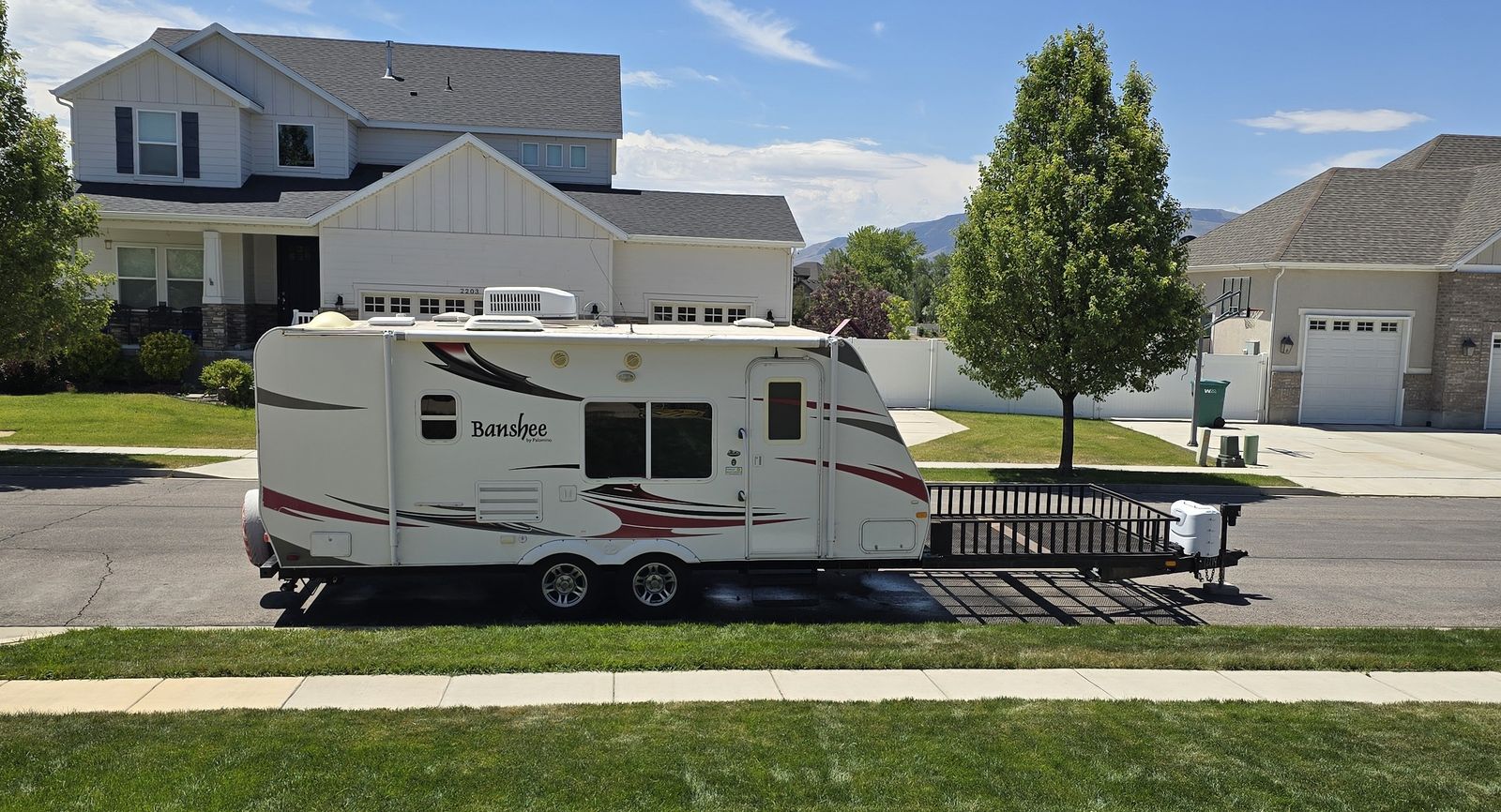 2011 Palomino Banshee B-238EX Hybrid Toy Hauler / Travel Trailer – Sleeps 7