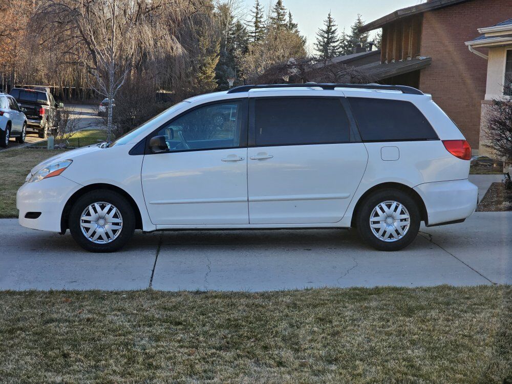 2007 TOYOTA SIENNA LE 8-Passenger