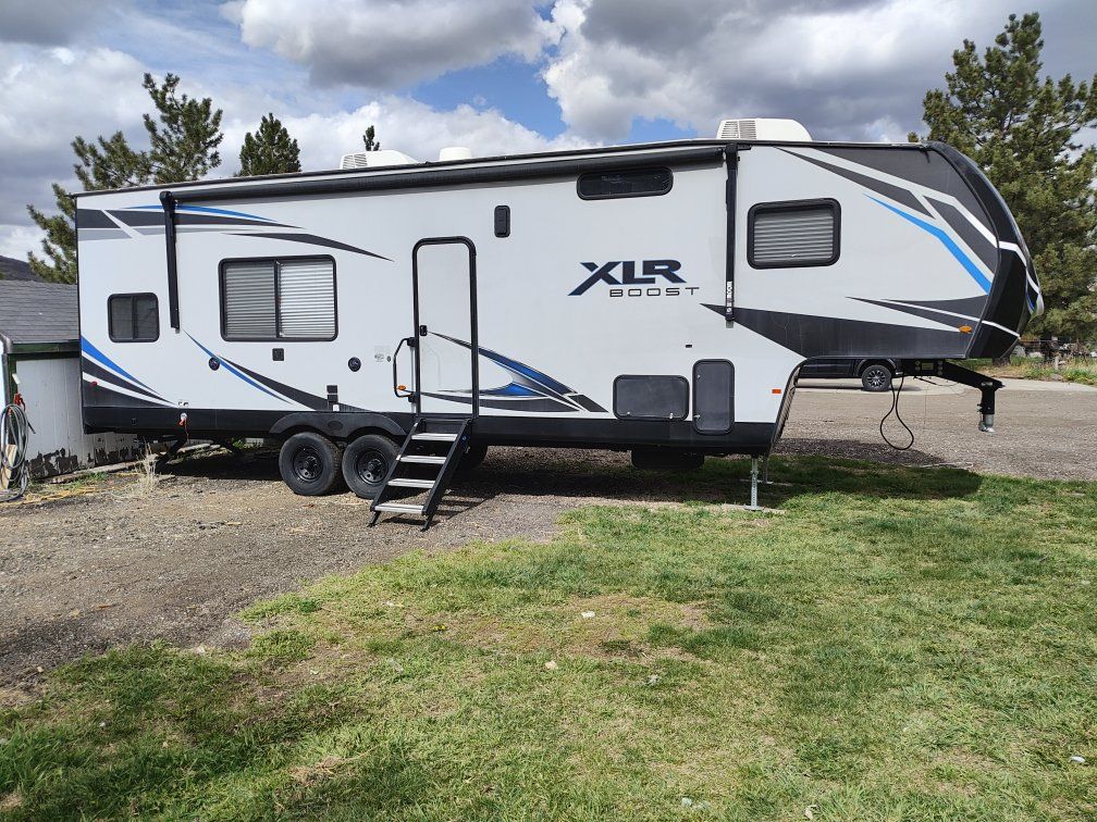 Forest River XLR Toy Hauler Travel Trailer - 32rzr14Great Condition, Cummins Onan QG 5500 EVAP Generator