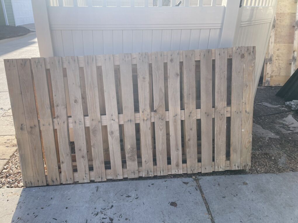 Several Free Wood Pallet - Lot Of Pallets