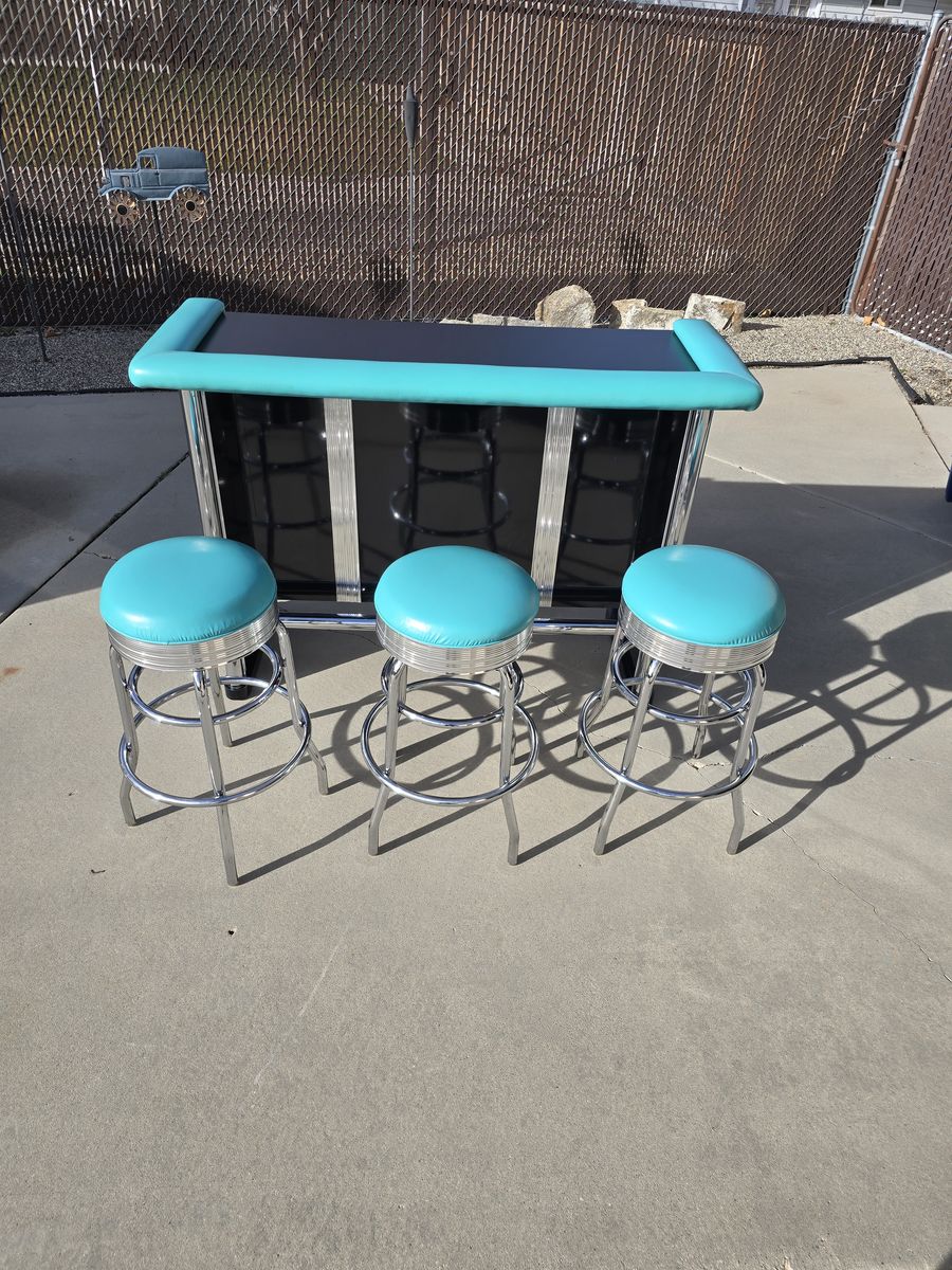 Classic Bar & Stools