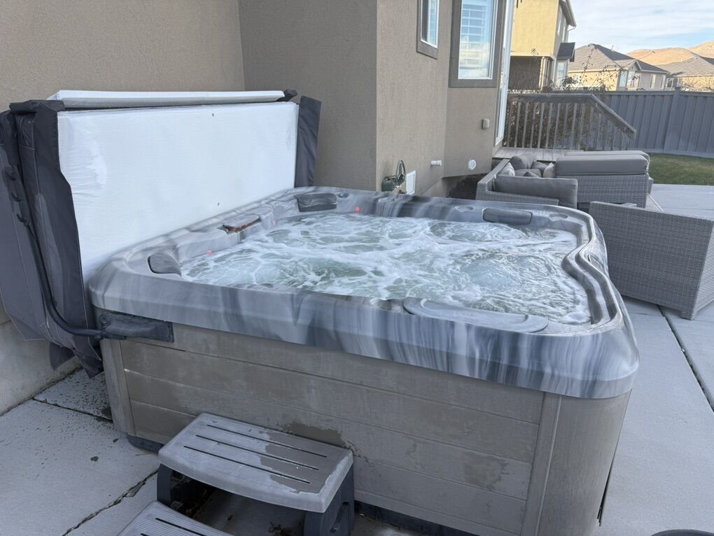 Bullfrog X7L Hot Tub 2021 Great Shape