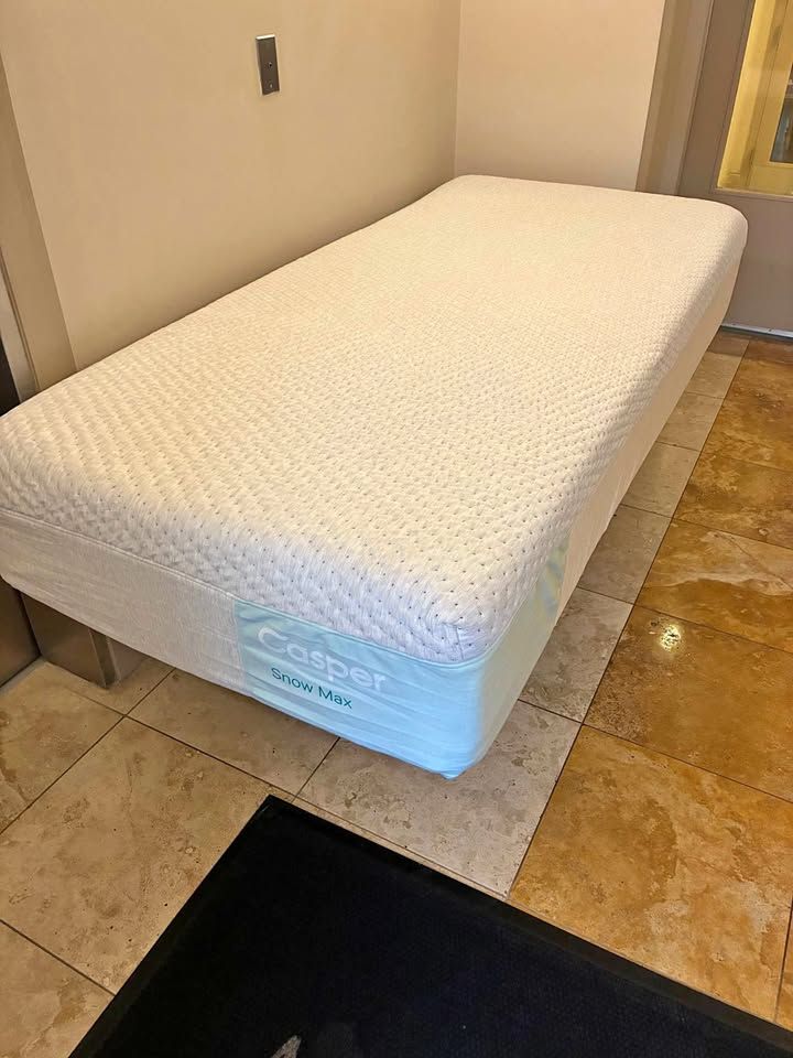 Casper Snow Max Twin XL Mattress - Like New!