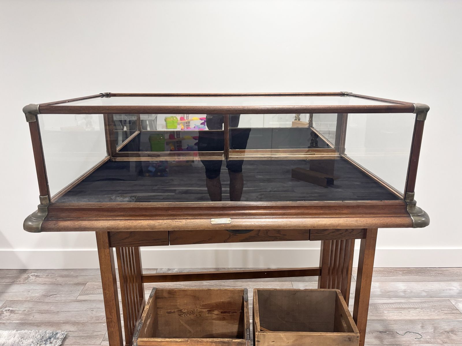 Display case J.F. PIEPER & CO.