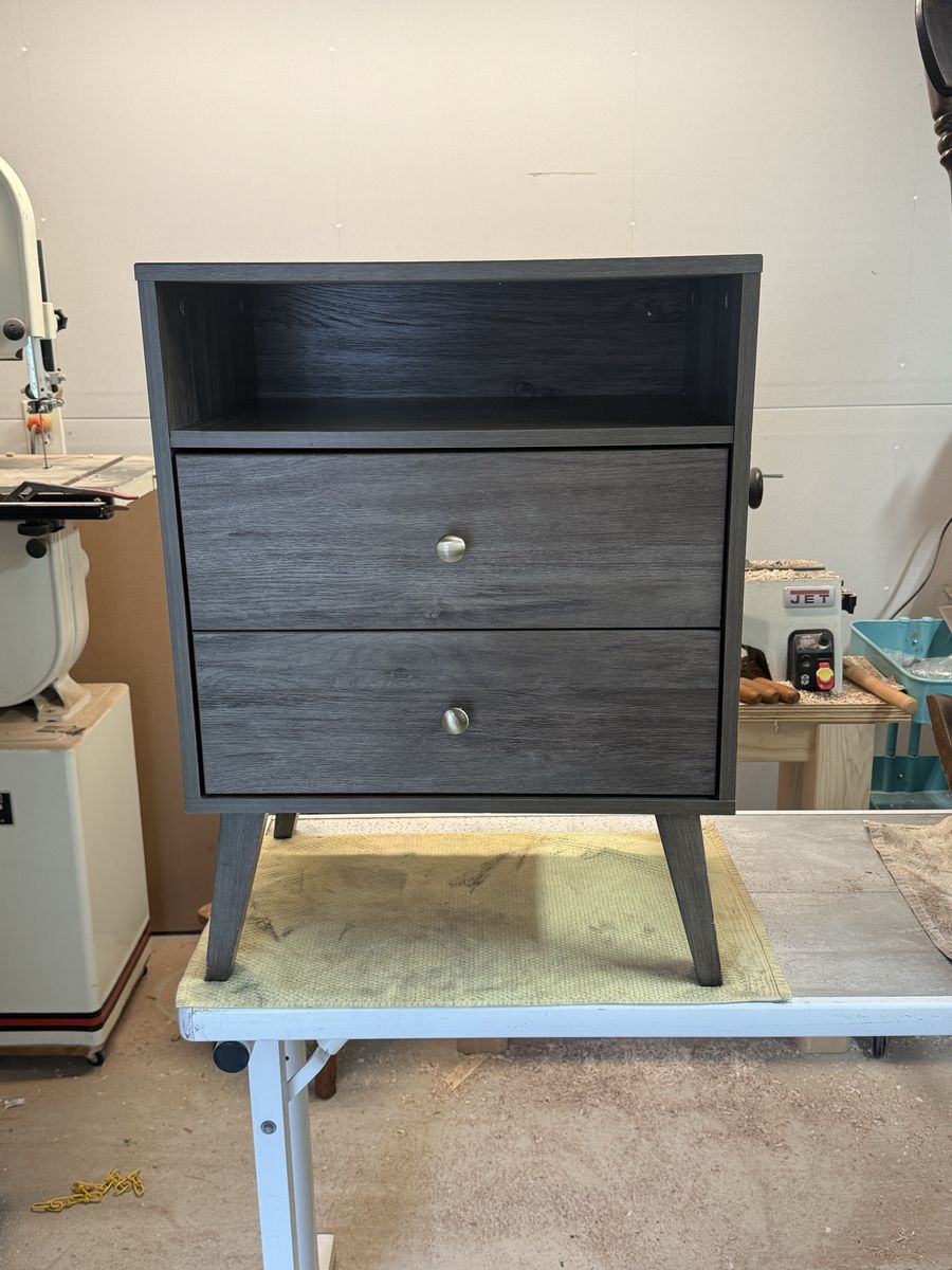 Cute end table, like new