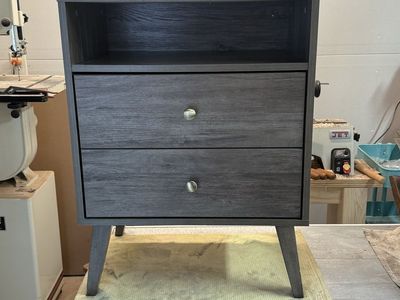 Cute end table, like new