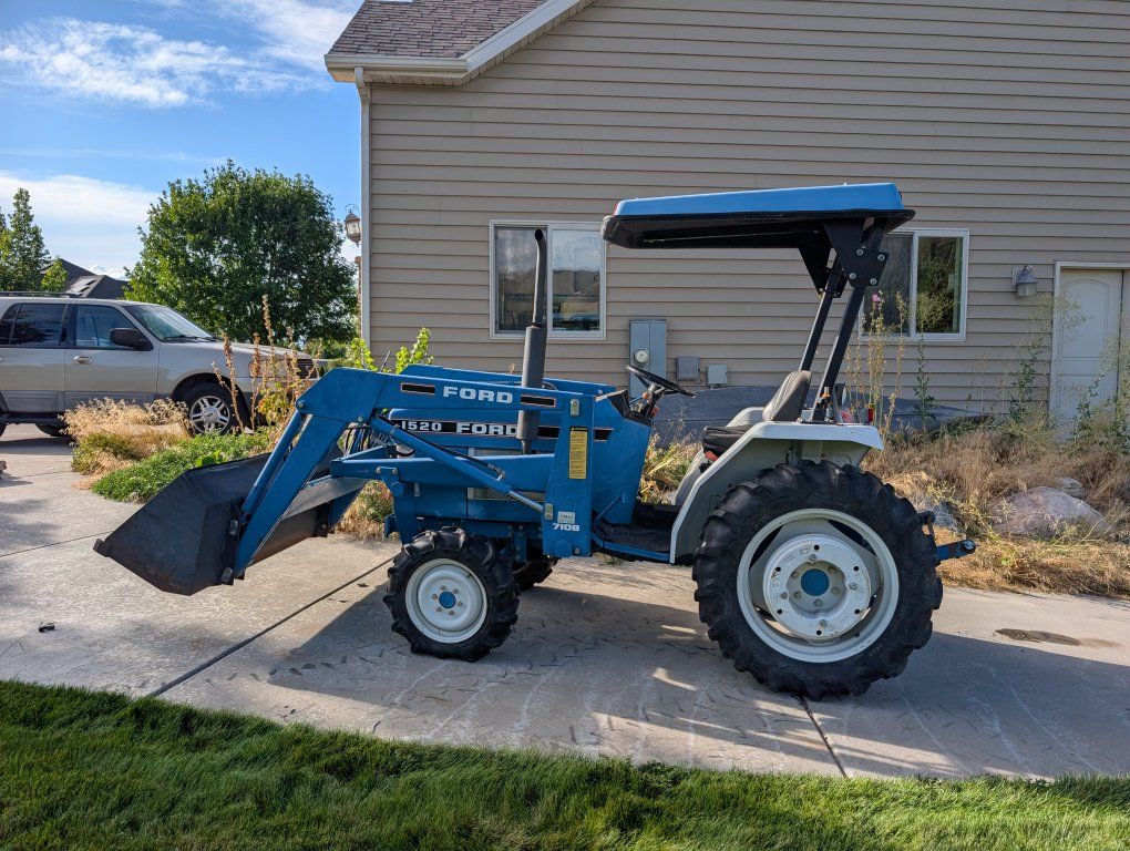 Ford 1520 Compact Utility Tractor with Loader and ROPS Canopy