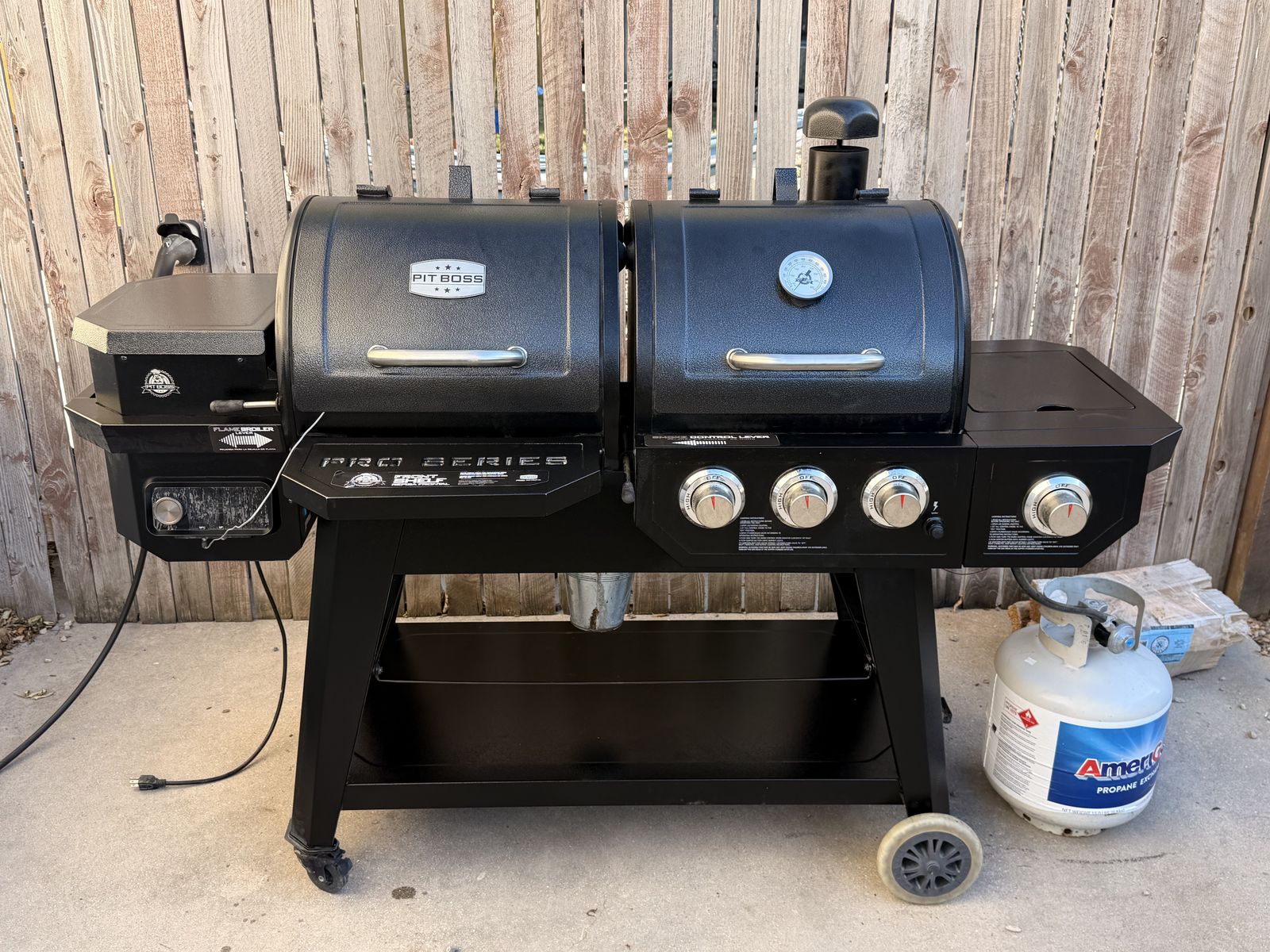 Pro Series 1100 Wood Pellet Smoker & Gas Combo Grill (PB1100PSC2)