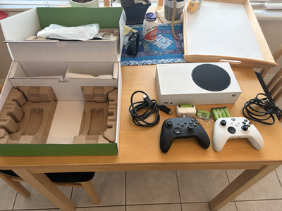 Xbox Series S, 512GB SSD with Extra Controller and Rechargeable batteries