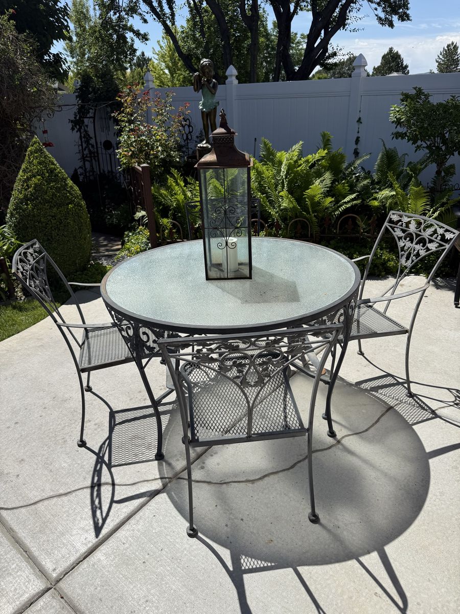 Beautiful vintage all metal patio set with 4 chairs acorn ivy design