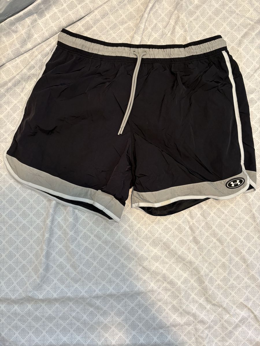 Under Armour Men's Black & Gray Athletic Shorts L/G/G with Pockets