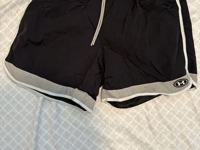 Under Armour Men's Black & Gray Athletic Shorts L/G/G with Pockets