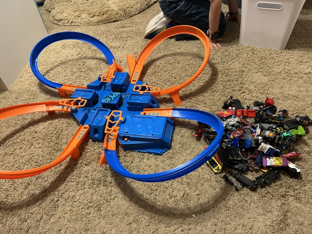 Hot wheels Track plus 60 Cars