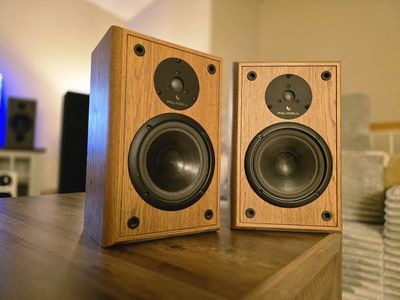 Vintage Infinity Reference One Bookshelf Speakers in Excellent Condition