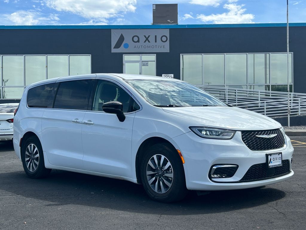 2024 Chrysler Pacifica Plug-In Hybrid Select