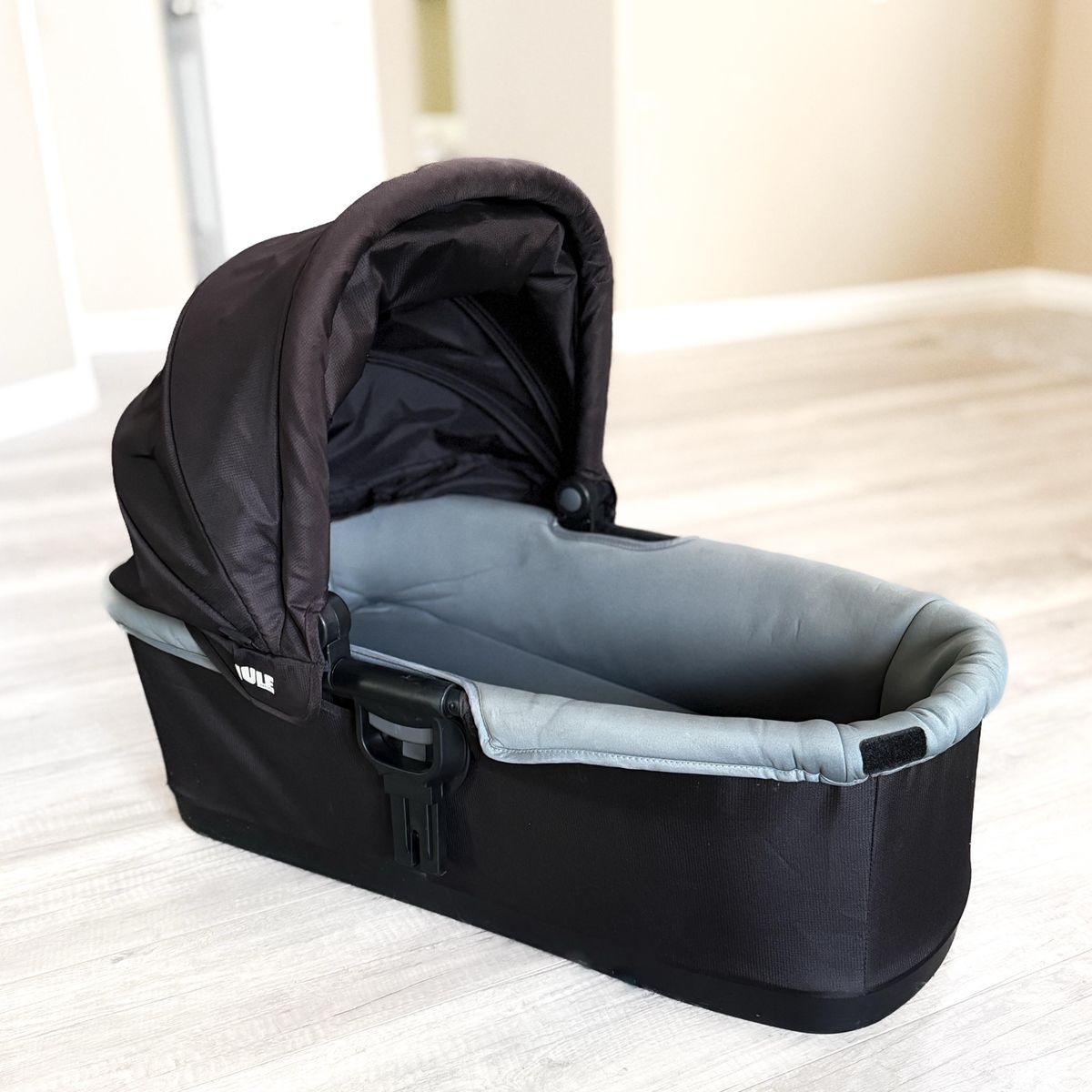 CLEAN Thule Urban Glide Bassinet - Black/Grey In Excellent Condition