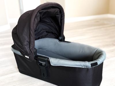 CLEAN Thule Urban Glide Bassinet - Black/Grey In Excellent Condition