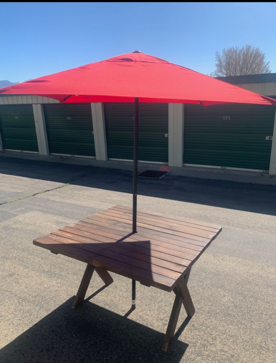 GREAT PICNIC TABLE W/ NEW UMBRELLA
