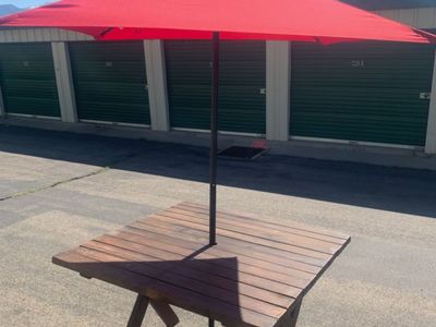 GREAT PICNIC TABLE W/ NEW UMBRELLA