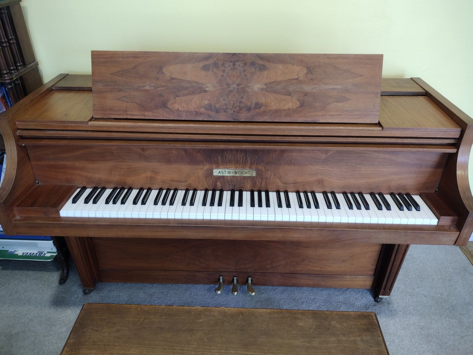 Astin-weight Piano console 