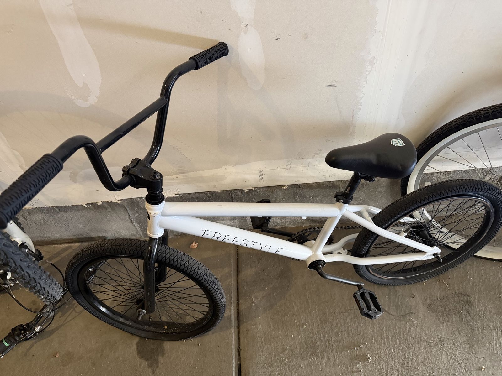 Freestyle White BMX Bike - Great for Tricks & Jumps