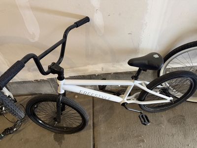 Freestyle White BMX Bike - Great for Tricks & Jumps