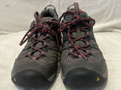 Keen women’s size 8.5 gray leather and textile with hot pink trim, hiking shoes