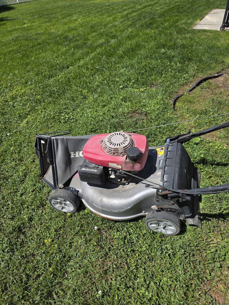 for parts or repair Honda Gas Powered Walk Behind Lawn Mower with Grass Bag 