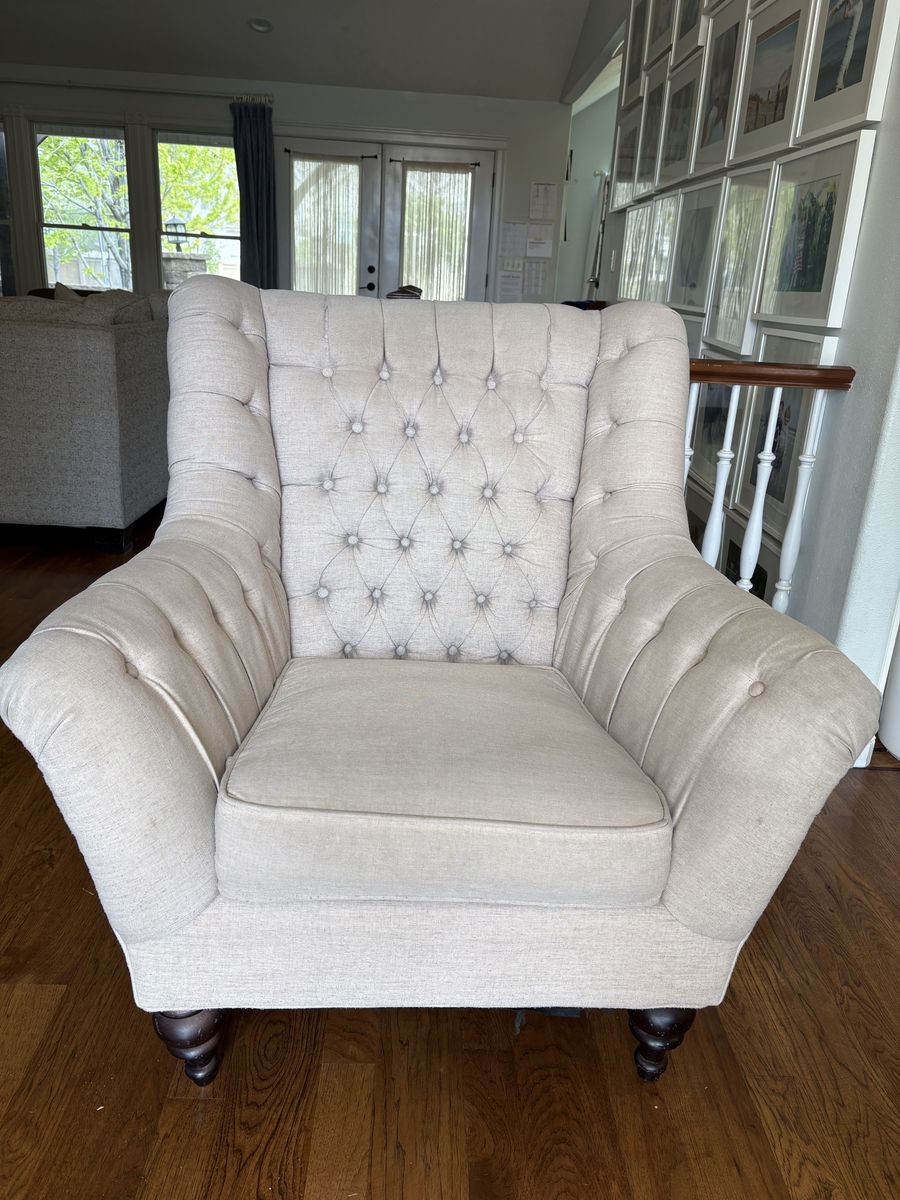 Cream Tufted Armchair / Accent Chair