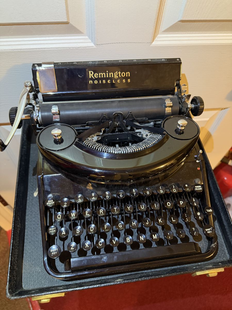 Vintage Remington Noiseless Model Seven Typewriter